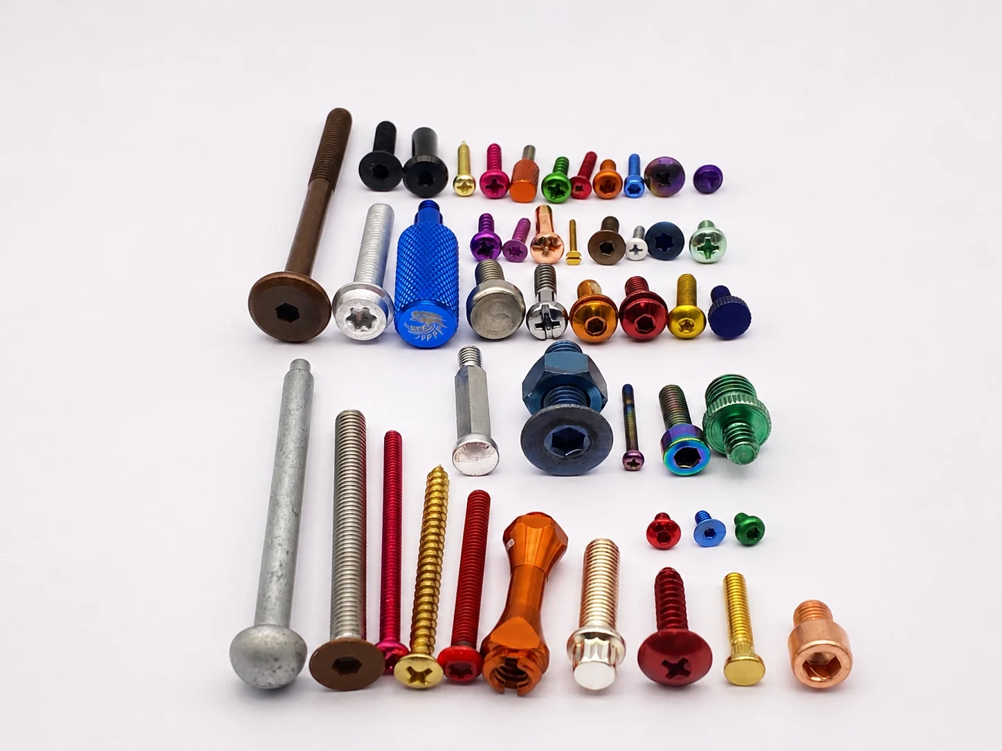 Custom screws compared with standard catalog screws