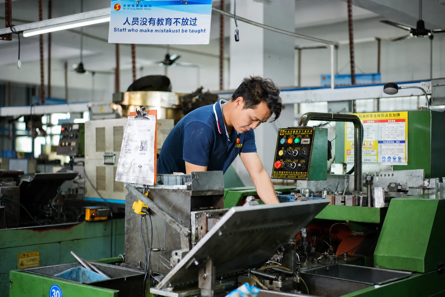 Custom Screws Manufacturing