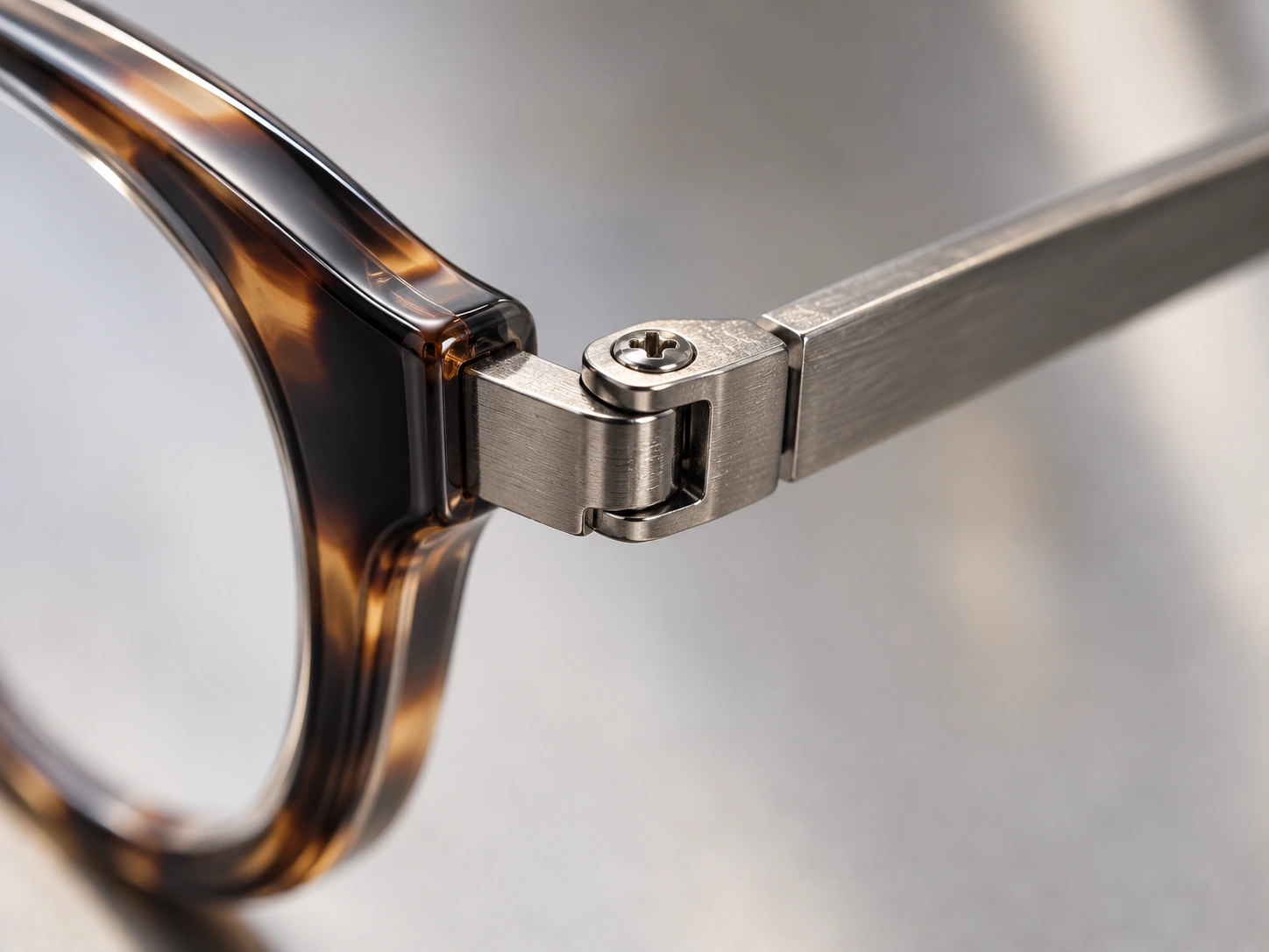 Micro screw in eyewear hinge